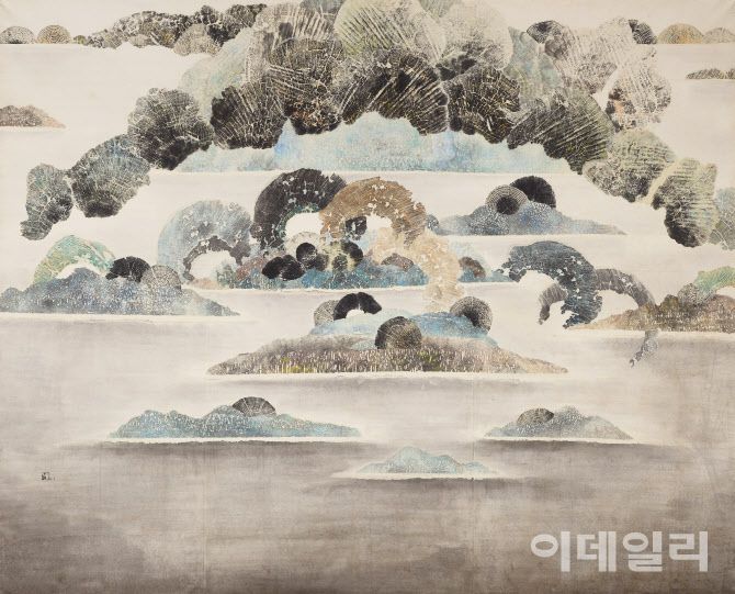 심경자의 ‘가르마’(1986). 50년 가까이 지속한 ‘가르마’ 연작 중 하나다. 곡선의 운율과 먹의 농담이 어울린 추상적인 화면이지만 겹겹이 산과 바다를 쌓아낸 산수화 속 풍경이 보이기도 한다. 나무를 탁본해서 건져낸 문양을 오려 화면에 콜라주한 뒤 은근하게 색채를 입혀 입체감을 만들었다. 종이에 먹·색·종이·콜라주·탁본, 154.5×191.5㎝. 국립현대미술관 소장.