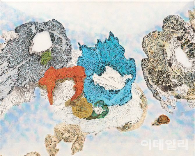 심경자의 ‘가르마’(2002). 50년 가까이 지속한 ‘가르마’ 연작 중 하나다. 곱게 빗어넘긴 머리 가운데 뻗어나간 하얀 선인 가르마를 은유·상징했다. 어머니나 할머니의 가르마에서 한국 여인의 삶을 읽어낸 ‘가르마’ 작업은 작가의 오랜 소재 중 세월의 흐름을 간직한 나무 나이테와 연결된다. 탁본해서 건져낸 문양을 오려 화면에 콜라주한 뒤 은근하게 색채를 입혀 입체감을 만들었다. 종이에 먹·색·종이·콜라주·탁본, 127×158㎝. 국립현대미술관 소장.