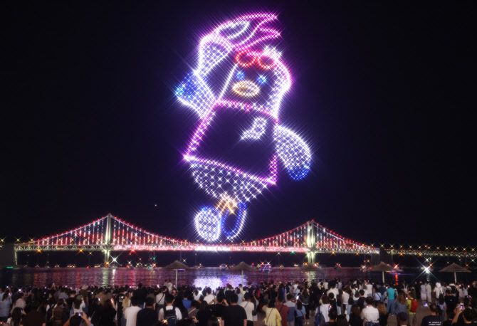 11일 오후 부산 광안리해수욕장에서 광안리 엠(M)드론 라이트 쇼의 전국체육대회 기념공연이 펼쳐지고 있다. 사진=연합뉴스