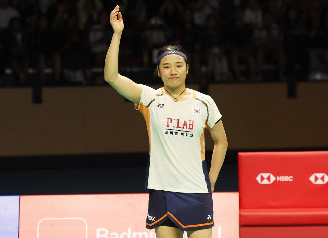 안세영이 28일 경기도 수원체육관에서 열린 세계배드민턴연맹(BWF) 월드투어 슈퍼 500 코리아오픈 여자단식 결승에서 일본 야마구치 아카네에 패하며 준우승을 차지한 후 팬들에게 인사하고 있다. 사진=연합뉴스