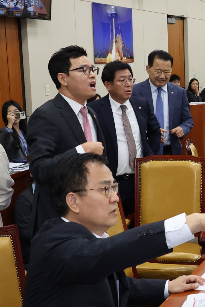 박정훈 국민의힘 의원(오른쪽 세번째)이 14일 서울 여의도 국회에서 열린 과학기술정보방송통신위원회 국정감사에서 김우영 더불어민주당 의원과 언쟁을 하고 있다. (사진 = 뉴시스)