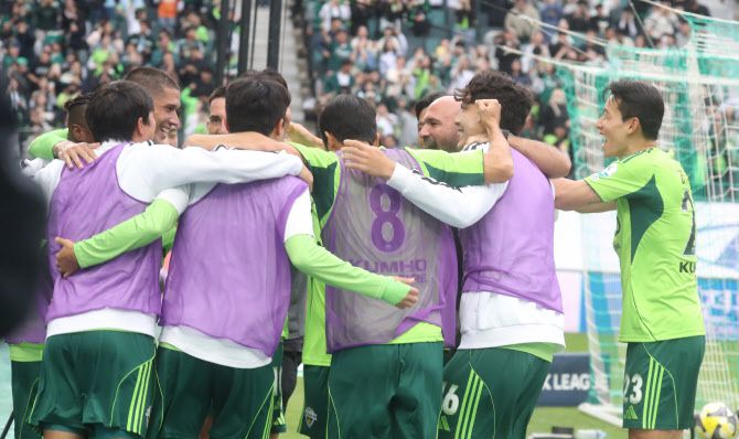 18일 전북 전주월드컵경기장에서 열린 2025 하나은행 K리그1 33라운드 전북 현대와 수원 FC의 경기. 후반전 전북 현대 티아고의 골에 선수들이 함께 환호하고 있다. 사진=연합뉴스