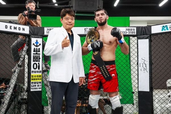KMMA라이트헤비급 챔피언에 된 샤크 그로즈니에게 멘파워비뇨기과 대구점 권상택 대표원장과 함께 기념촬영을 하고 있다. 사진=KMMA
