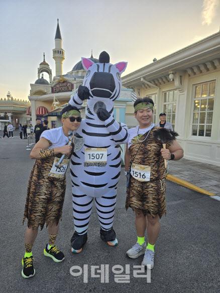 경기 용인 에버랜드에서 열린 ‘갤럭시 워치런 @사파리’에 김종호씨가 친구와 원주민 복장을 하고 참여했다(사진=윤정훈 기자)