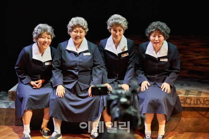 뮤지컬 ‘오지게 재밌는 가시나들’ 공연 장면(사진=라이브).