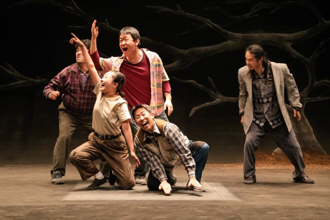 연극 ‘요새는 아무도 하려 하지 않는 그, 윷놀이’ 공연 사진. (사진=극단 코너스톤)