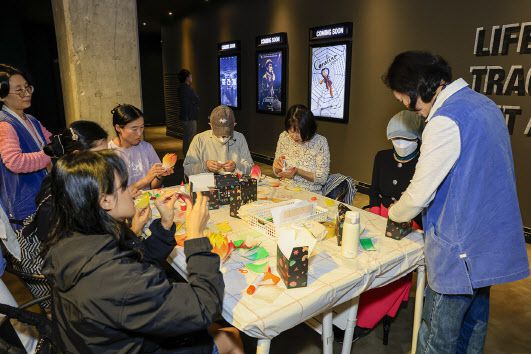 연꽃등 만들기 체험 모습(사진=한국불교문화사업단).