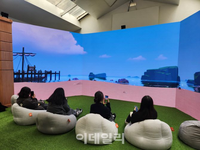 서울 성수동 비컨스튜디오에서 열린 ‘마비노기 모바일’ 팝업 전시 ‘모험가의 기록 展’에서 관람객들이 전시를 구경하고 있다. (사진=안유리 기자)