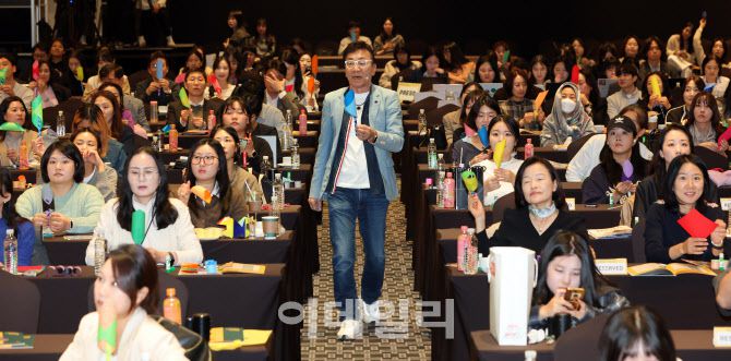 [이데일리 방인권 기자] 김영만 종이문화재단 평생교육원장이  21일 서울 용산구 드래곤시티에서 열린 ‘제14회 이데일리 W페스타’에서 관객들과 종이접기를 하고 있다.