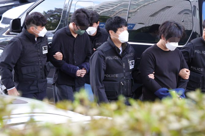 로맨스 스캠에 가담한 혐의(전기통신사업법 위반) 등으로 경찰 수사를 받고 있는 캄보디아 송환 피의자들이 21일 오전 경기도 의정부시 가능동 의정부지방법원에서 구속 전 피의자 심문을 위해 법정으로 이동하고 있다 (사진=연합뉴스)