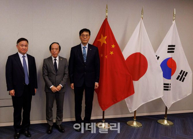 왼쪽부터 판궁성 중국인민은행 총재, 우에다 카즈오 일본은행 총재, 이창용 한국은행 총재. (사진= 한국은행)