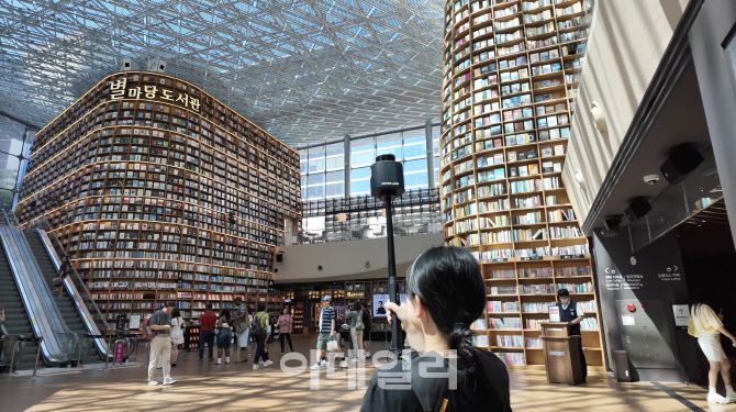 네이버랩스의 새로운 매핑 디바이스 T3를 활용해 코엑스 몰 실내 매핑을 하고 있다.(사진=네이버)