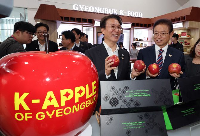 김민석 국무총리(앞 왼쪽)와 이철우 경북도지사(앞 오른쪽)가 23일 경상북도 경주시 엑스포공원에 마련된 APEC 정상회의 경제 전시장에서 경북산업관을 둘러보고 있다. (사진=연합뉴스)