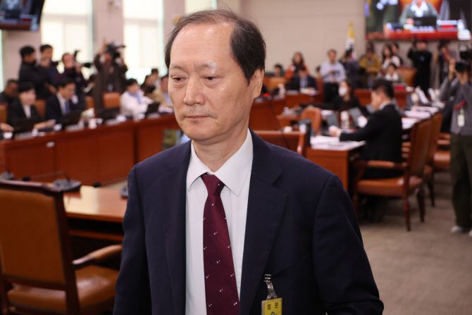 이완규 전 법제처장이 24일 서울 여의도 국회 법제사법위원회에서 열린 법제처에 대한 국정감사에서 증인선서 거부 사유를 소명한 뒤 자리로 돌아가고 있다. (사진=연합뉴스)