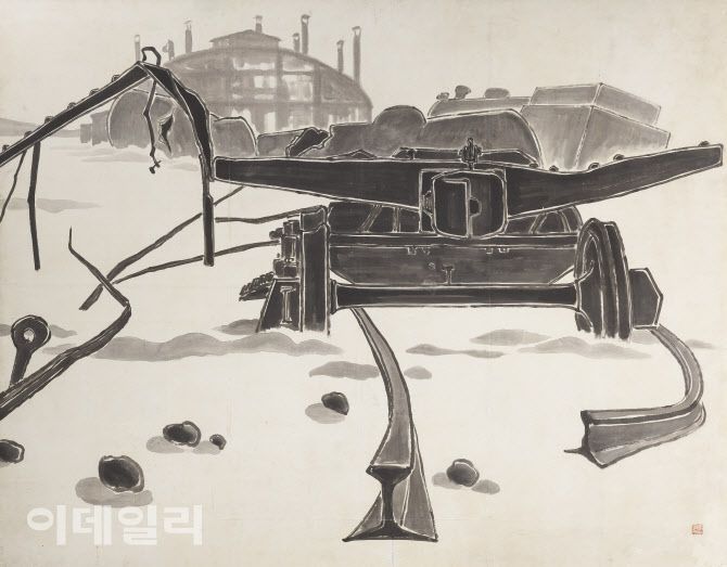 권영우의 ‘폭격이 있은 후’(1957). 한국전쟁의 상흔이 채 가시지 않은 1950년대 후반 작업으로 현재 많이 남아있지 않은 작가의 초기작 중 하나다. 황량한 공간감 속에 탱크와 널브러진 나뭇가지들이 어지럽게 화면을 가로지르고 있다. 먹의 농담을 통해 서양화처럼 근경·중경·원경을 구분하면서 한국화가 나아가야 할 길에 대한 고민과 실험정신을 드러냈다. 종이에 먹, 146×183㎝. 국립현대미술관 소장.