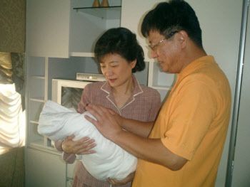 지난 2005년 세현 군 출생 당시 박근혜 당시 한나라당 대표가 박지만 회장으로부터 세현 군을 건네 받아 안고 있다. (사진=사회관계망서비스)