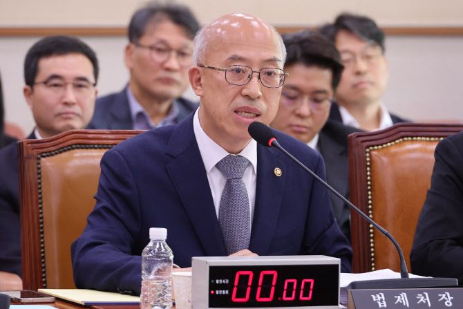 조원철 법제처장이 24일 서울 여의도 국회 법제사법위원회에서 열린 법제처에 대한 국정감사에서 위원 질의에 답하고 있다. (사진=연합뉴스)