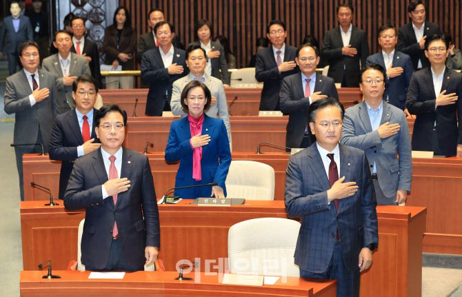 [이데일리 노진환 기자] 송언석 국민의힘 원내대표와 유상범 원내수석부대표 및 의원들이 26일 서울 여의도 국회에서 열린 의원총회에서 국민의례를 하고 있다.