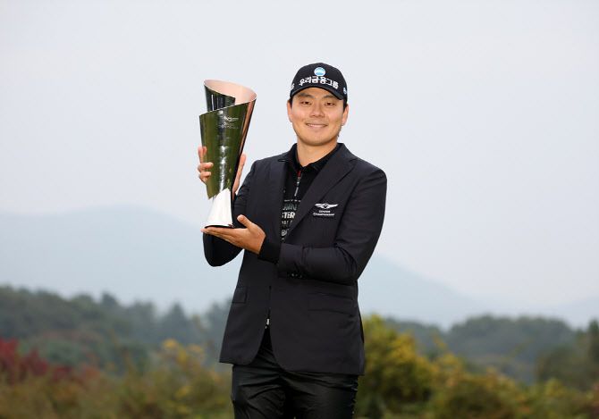이정환이 제네시스 챔피언십에서 우승한 뒤 활짝 웃으며 트로피를 들어 올리고 있다. (사진=KPGA)