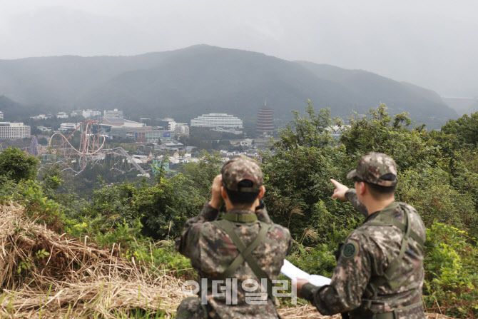 지난 24일 육군 50보병사단 장병들이 경주시 일대에서 APEC 정상회의 경호·경비작전 대비 훈련을 하고 있다. APEC 회원국 정상 숙소들이 위치한 보문관광단지가 보인다. (사진=육군)