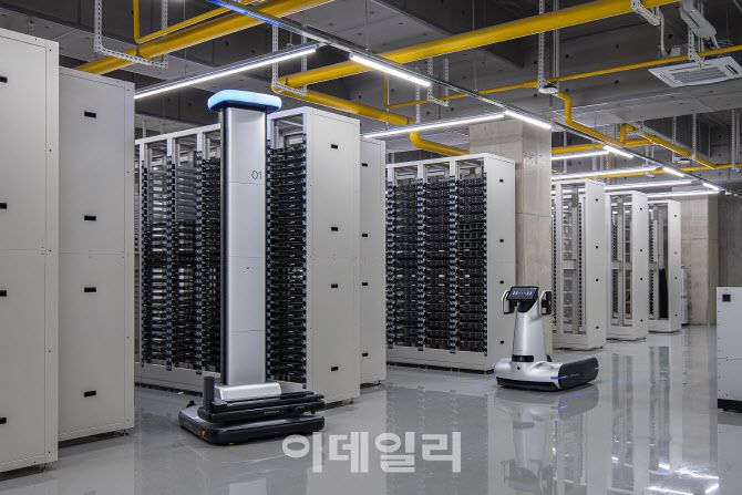 각 세종 내 자율주행 로봇 ‘세로’(왼쪽)와 ‘가로’(오른쪽) (사진=네이버클라우드)