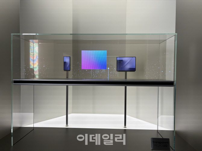 삼성전자가 28일 경주 엑스포공원 에어돔에서 열린 APEC CEO 서밋 부대행사 ‘K-테크 쇼케이스’에서 트라이폴드 실물을 공개하고 있다. (사진=김성진 기자)