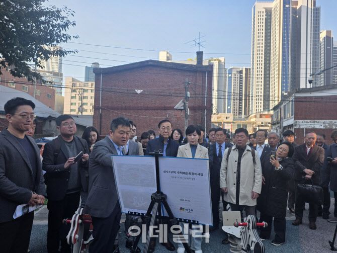 김윤덕 국토교통부 장관과 전현희 더불어민주당 의원 등이 28일 서울 성동구 성수1구역 주택재건축정비사업 현장을 방문해 성동구청 관계자의 설명을 들으며 정비사업구역을 둘러보고 있다. (사진=박지애 기자)