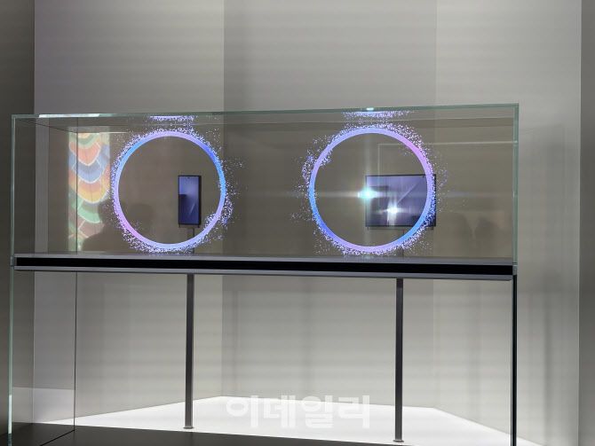 삼성전자가 28일 경주 엑스포공원 에어돔에서 열린 APEC CEO 서밋 부대행사 ‘K-테크 쇼케이스’에서 트라이폴드 실물을 공개하고 있다. (사진=김성진 기자)