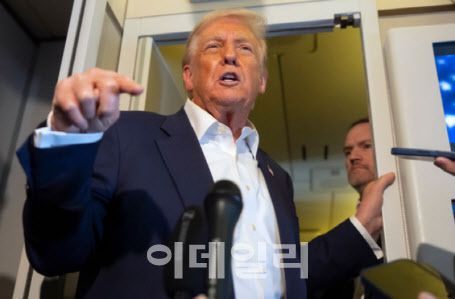 전용기에서 기자들의 질문을 받는 도널드 트럼프 미국 대통령