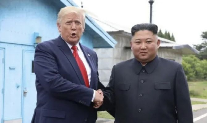 지난 2019년 판문점서 만난 악수하고 있는 도널드 트럼프 미국 대통령과 김정은 북한 국무위원장. (사진=연합뉴스)