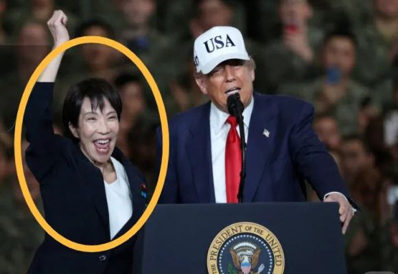 28일 도널드 트럼프 미국 대통령과 만난 다카이치 사나에 일본 신임 총리가 요코스카 미군 기지에서 기쁨과 흥분에 겨운 ‘점프’를 하는 모습. (사진=로이터 뉴스1)