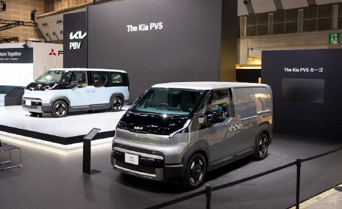 ‘2025 재팬모빌리티쇼’ 기아관에 전시된 PV5 패신저(왼쪽)와 PV5 카고(오른쪽).