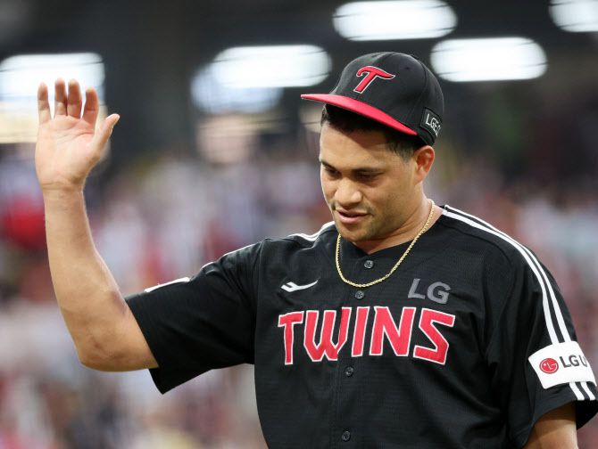 옆구리 담 증세로 한국시리즈 3차전까지 등판하지 못한 LG트윈스 외국인투수 요니 치리노스. 사진=연합뉴스