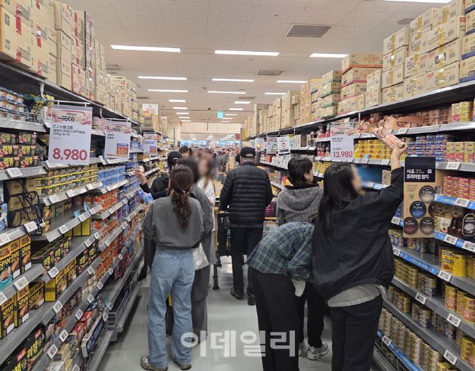 이마트 왕십리점 가공식품 코너가 소비자들로 붐비고 있다.  생필품이 ‘쓱데이’ 행사로 반값 판매되자 손님들의 손이 분주하다. (사진=한전진 기자)