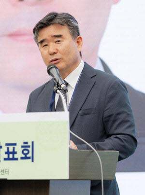 이기복 한국원자력학회 회장. △1962년 경기 포천 출생 △서울대 원자핵공학과 학사·석사·박사 △미국 버클리대 박사후연구원 △한국원자력연구원 연구기획팀장·연구관리부장·정책연구부장·소통협력본부장 △조선대 원자력공학과 겸임교수 △한국과학기술지주 이사회 의장 (사진=한국원자력학회)