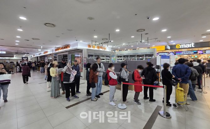 30일 오전 서울 성동구 이마트 왕십리점. 개점 전부터 고객들이 매장 입장을 기다리고 있다. (사진=한전진 기자)