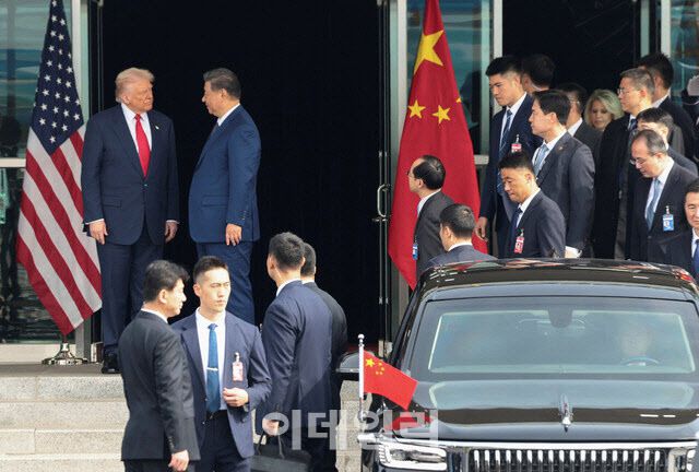 시진핑 중국 국가주석의 전용 리무진 ‘훙치’ 엔(N)701이 30일 김해국제공항 의전 시설 나래마루 앞에 주차돼 있다.(사진=로이터 연합뉴스)