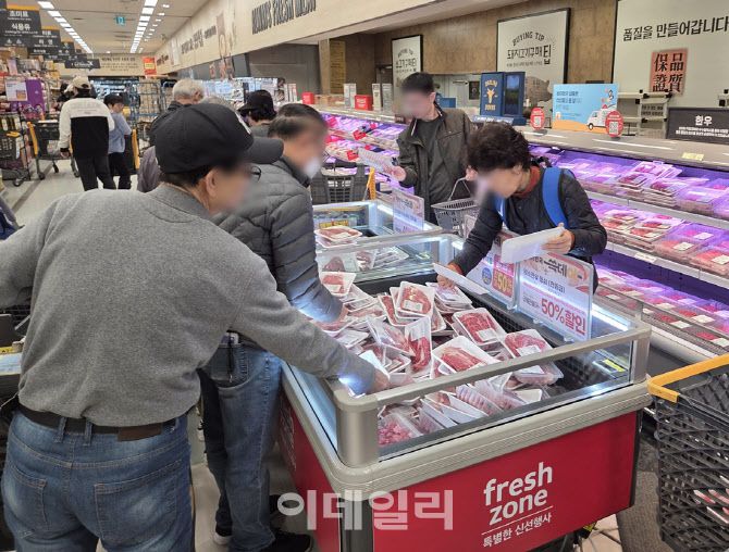 30일 오전 서울 성동구 이마트 왕십리점 정육코너. 반값 할인 행사가 시작되자 고객들이 고기를 고르고 있다. (사진=한전진 기자)