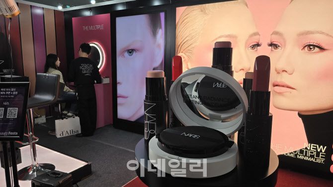 컬리뷰티페스타 2025에 있는 메이크업 브랜드 ‘나스’에서 방문객이 제품을 체험해보고 있다. (사진=김지우 기자)