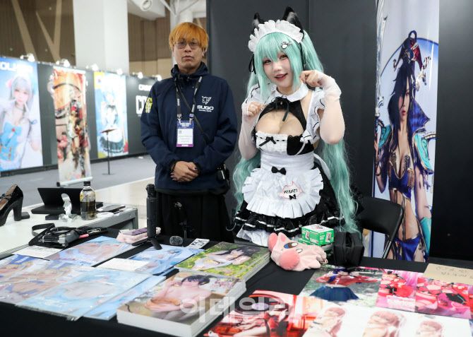 31일 경기도 고양꽃전시관에서 열린 ‘2025 콘텐츠유니버스코리아’ 부스에서 관계자가 체험행사를 하고 있다.(사진=이데일리 김태형 기자)