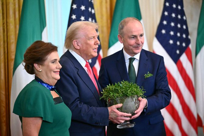 도널드 트럼프(가운데) 미국 대통령과 미홀 마틴 아일랜드 총리(오른쪽).  (사진=AFP)