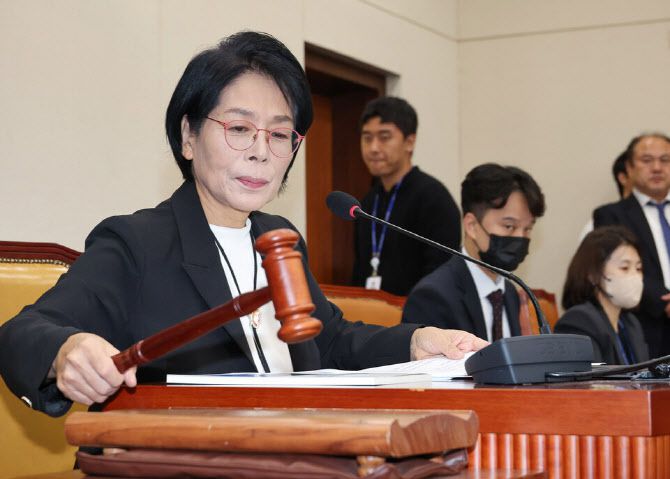 30일 서울 여의도 국회 과학기술정보방송통신위원회에서 열린 종합감사에서 최민희 위원장이 의사봉을 두드리고 있다. 사진=연합뉴스