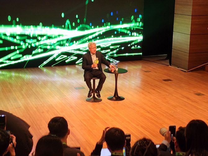 젠슨 황이 콜라를 마시면서 질의응답을 하고 있다.(사진=이데일리 강민구 기자)