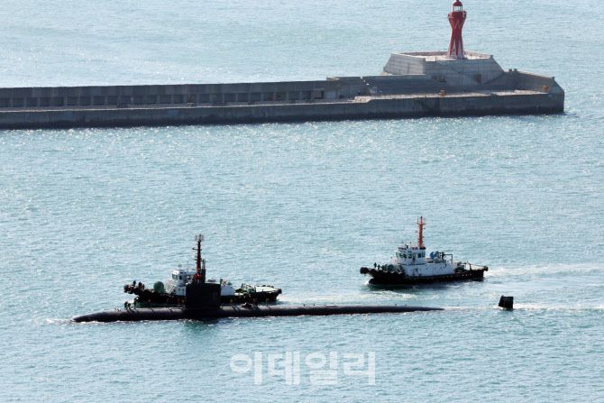 지난 2월 미국 해군의 로스앤젤레스급 핵추진 잠수함인 ‘알렉산드리아함’(SSN-757·6900t급)이 부산 남구 해군작전사령부 부산작전기지에 입항하고 있다. 사진은 기사와 무관함. (사진=뉴시스)