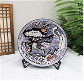 나전칠기 자개원형쟁반(사진=대통령실)