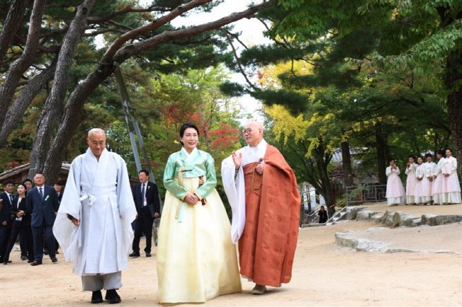 김혜경 여사가 31일 경주 불국사에서 열린 2025 아시아태평양경제협력체(APEC) 정상회의 배우자 친교 행사에 참석해 종천 주지스님, 조계종 총무원장 진우스님과 함께 경내를 둘러보고 있다.(사진=연합뉴스.)