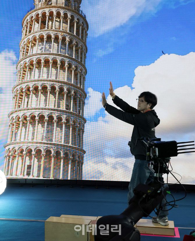 [이데일리 방인권 기자] 1일 경기도 고양꽃전시관에서 ‘2025 콘텐츠유니버스코리아’를 찾은 참가자들이 전시물을 살펴보고 있다.