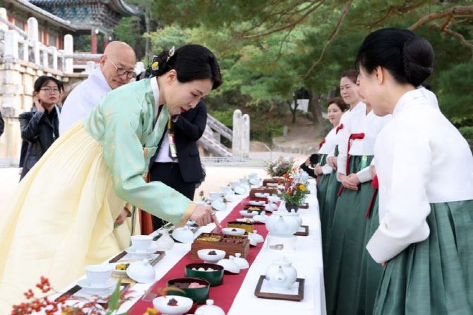 김혜경 여사가 31일 경주 불국사에서 열린 2025 아시아태평양경제협력체(APEC) 정상회의 배우자 친교 행사에서 참석자들에게 제공할 차와 전통간식을 살피고 있다.(사진=연합뉴스.)
