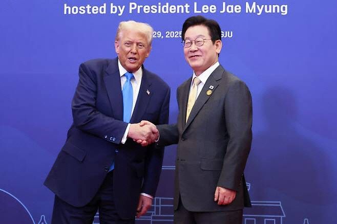 이재명 대통령이 지난달 29일 경북 경주 힐튼호텔 그랜드볼룸에서 열린 대통령 주최 정상 특별만찬에 앞서 도널드 트럼프 미국 대통령을 영접하고 있다. (사진=연합뉴스)