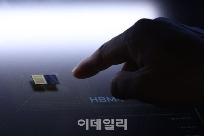 지난달 22일 서울 강남구 코엑스에서 열린 ‘제27회 반도체대전’에서 SK하이닉스 부스가 차세대 메모리 시장의 핵심으로 꼽히는 6세대 고대역폭메모리(HBM4) 실물을 공개하고 있다.(사진=이영훈 기자)
